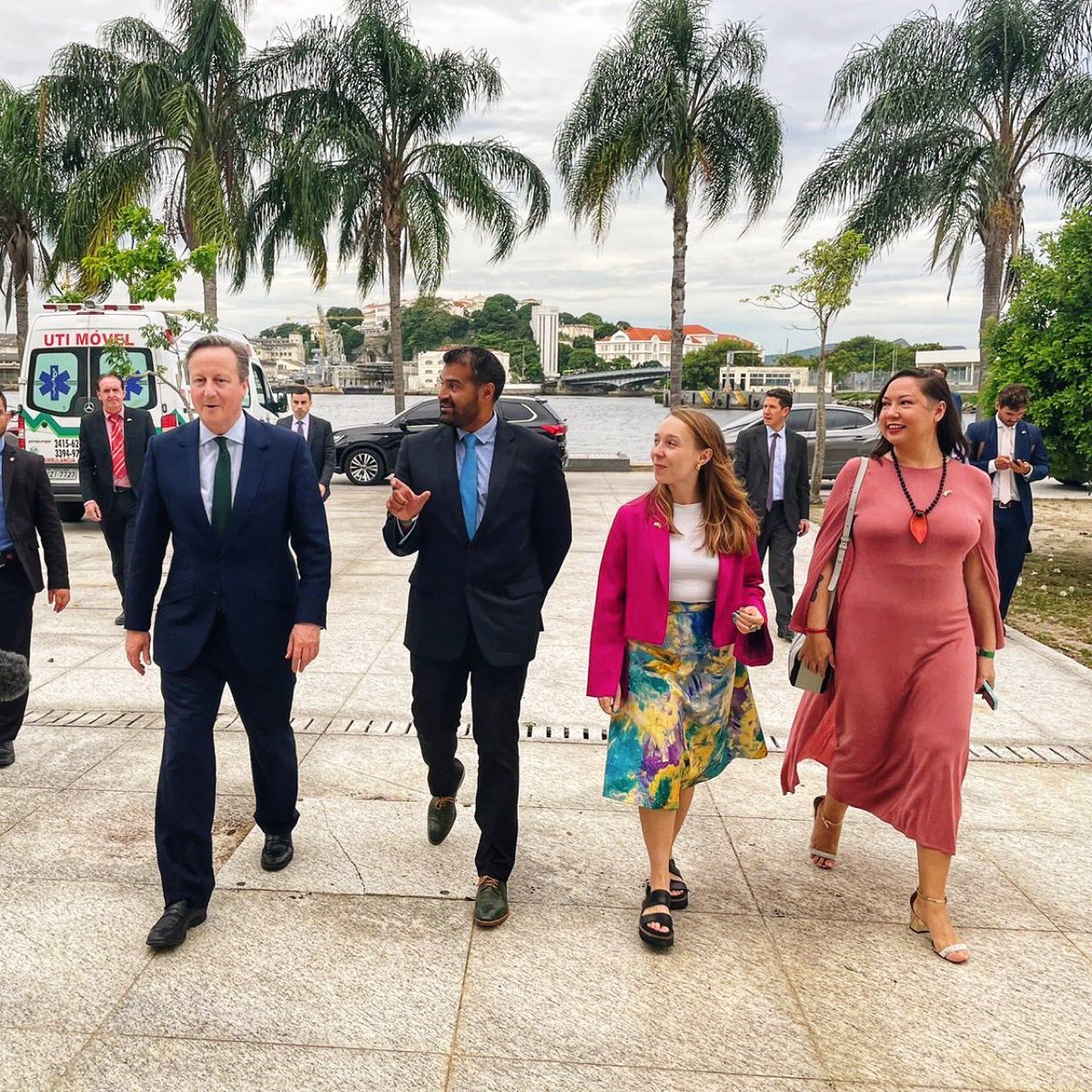 deamotta's tweet photo. Recebemos o Ministro @David_Cameron no @museudoamanha para celebrar a Parceria UK-Brasil para o Desenvolvimento Digital. Nossa colaboração reduz desigualdades e cria um futuro onde a tecnologia serve como ponte para unir nações, responder às crises globais e empoderar indivíduos. https://t.co/yK5cZMj5B2
