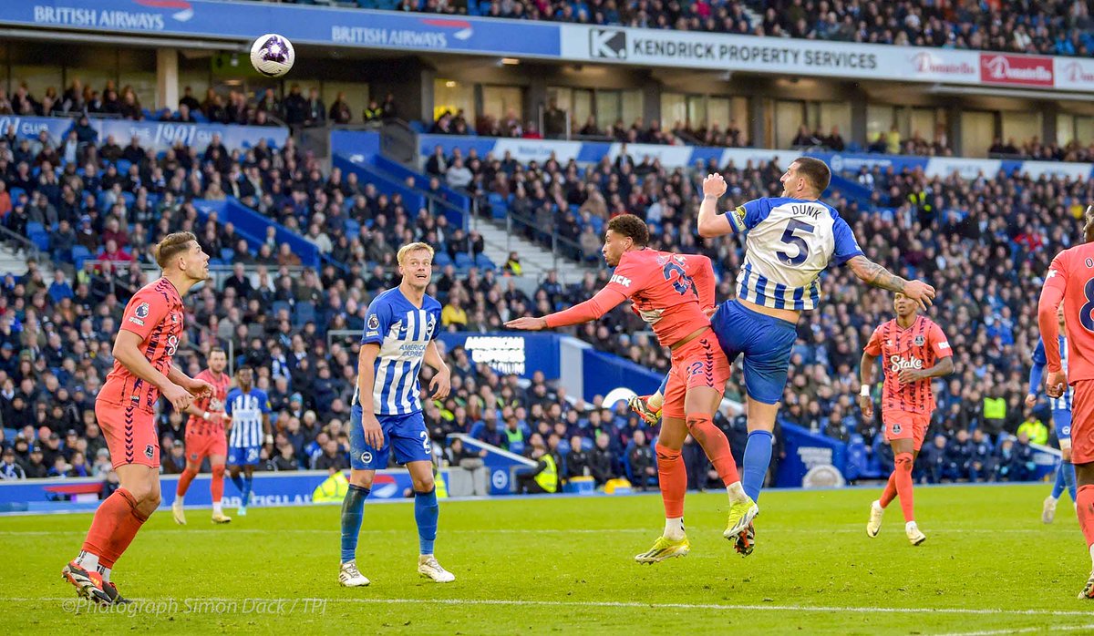 Lewis Dunk heads in Brighton's late equaliser against Everton at The Amex today @telephotoimages @Brian__Owen @AndyNaylorBHAFC @NorthStandChat #Brighton #Brightonfootball #PremierLeague #goals