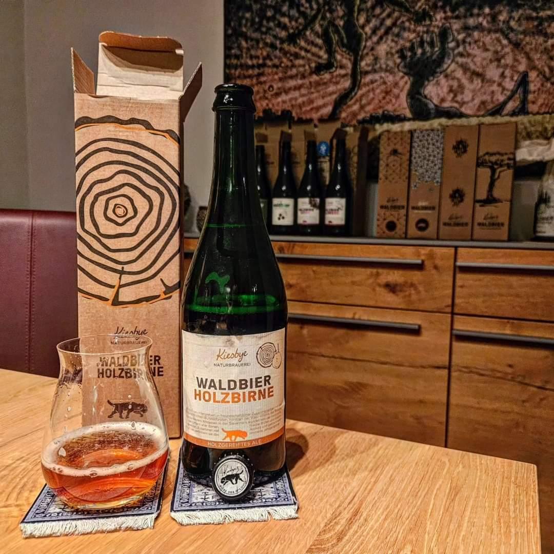 brunnenbraeu's tweet photo. Kiesbye – Waldbier 2018 – Holzbirne (***) 6,7%
#beeronthecarpet #keinbierfürnazis
#kiesbyeswaldbier #waldbier #holzbirne https://t.co/uM4tHqo48W