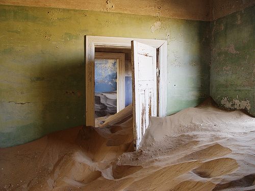 BurnaughJustice's tweet photo. The village of Kolmanskop in Namibia is a testament to the fleeting nature of wealth. Now a ghost town, Kolmanskop produced over 2000 pounds of diamonds in the early 20th century. But when the mines dried up, the residents moved on. 
#ghosttown #abandoned #Namibia #desert https://t.co/gvVbSn65cR