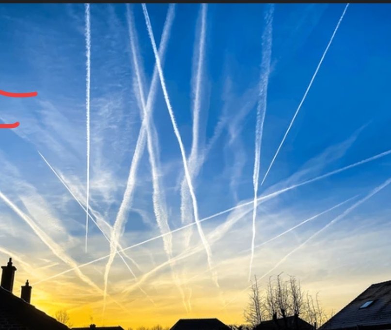 Dhube1's tweet photo. @tristanmf Ok ce n' est pas le sujet ..mais pouvez enquêter sur la Fake news des chemtrails ??ou ça va être trop compliqué... https://t.co/x4iwAUZu1L