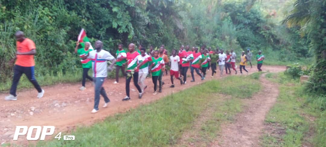Cndd_FddRumonge's tweet photo. #Burundi Kuruyu wagatandatu igenekerezo rya 24/02/2024 imbonerakure zo kumutumba wa #Mibanda muri Zone #Kizuka zazindukiye mubikorwa vyo kwinonora imitsi mu ntumbero yogukomeza amagara yabo. @CNDDFDDBurunga @DorianeMunezero https://t.co/j02v1bO8UV