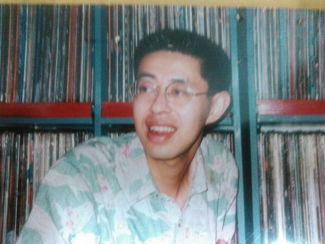 simtakura's tweet image. ２月26日は月曜日だけど、僕の56歳の誕生日だから店をやります。
どうしよう、誰も来なかったら。
誕生日の夜は仕事をしたいからね
だから、どうだって訳じゃないけどね
宜しくお願い致します！
(これ、オープン当時30歳の僕)