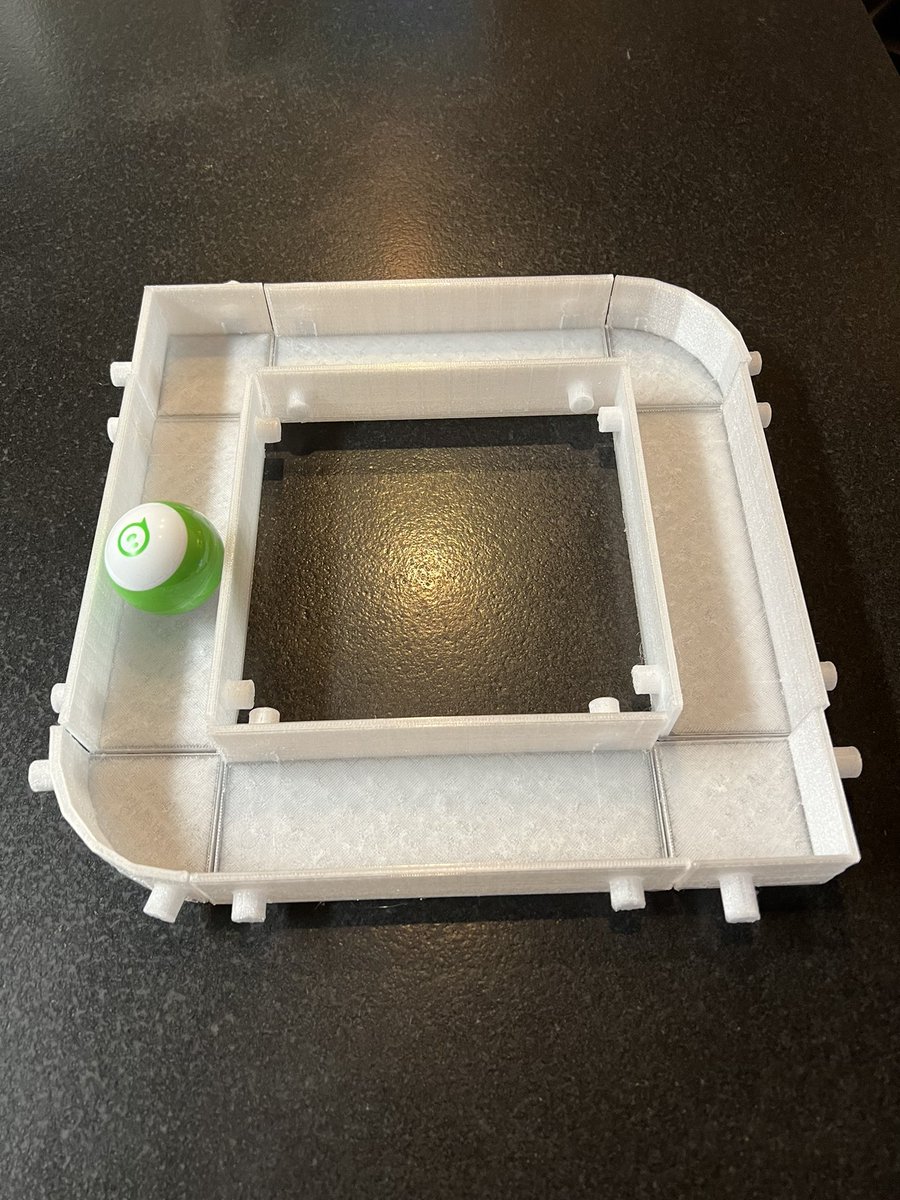 ElodieCamo's tweet photo. Vacances studieuses : concilier #fablab et #robotique  = pensée computationnelle 
1/modélisation avec @tinkercad 
2/ impression 
3/rencontre avec Sphero mini 
4/ aide à la programmation https://t.co/QFyIDDa1W6