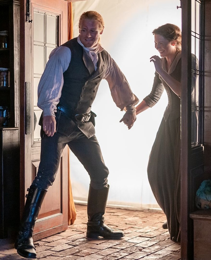 displaceintime's tweet image. i need everyone to know that the first time sam mentioned caitríona yesterday (within 3 minutes of getting on stage) was talking about how they're always laughing together on set and it's a lot of fun 🥹
