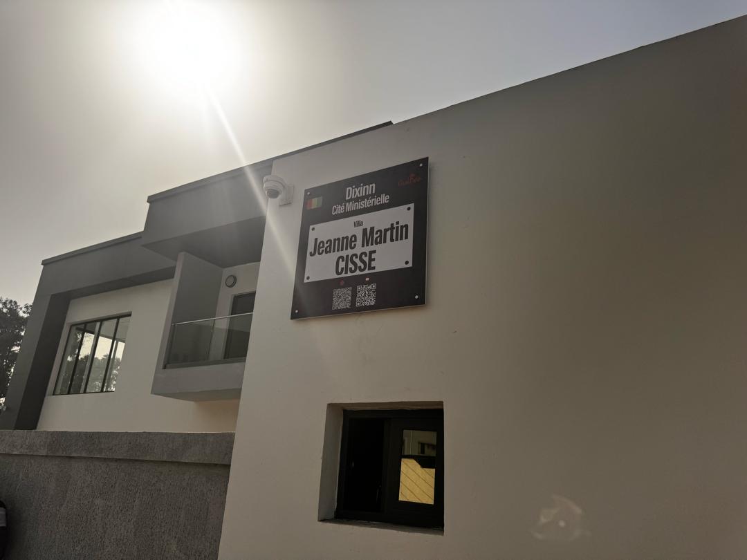 GuineeBuzz's tweet photo. 🔴🇬🇳Mise en œuvre du programme pilote d’adressage dans les collectivités (#PNAC), les équipes ont débuté cet après-midi la pose des plaques d’identification dans la commune de #Dixinn.

La première phase a consisté à identifier les nouvelles villas de la cité ministérielle.
Bravo 😍✅