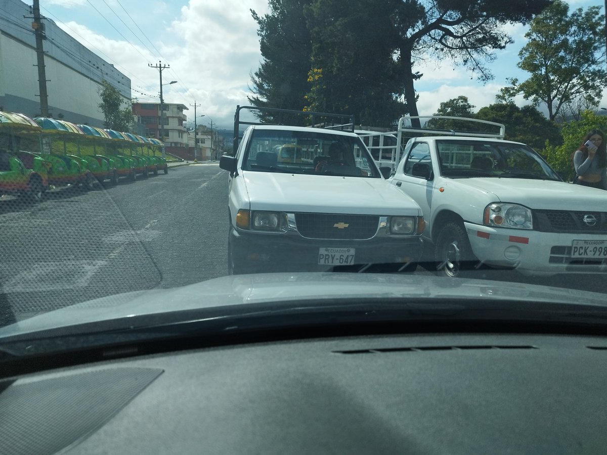 Q más pruebas de q este estúpido está invadiendo vía.. camioneta Chevrolet luv blanca de placas PRY-647 en el parque de Carcelen.. se fue en contra vía contra mi auto con el mayor cinismo del mundo. @AMT_Quito esto sería suficiente para sancionar a tanto criminal en el volante