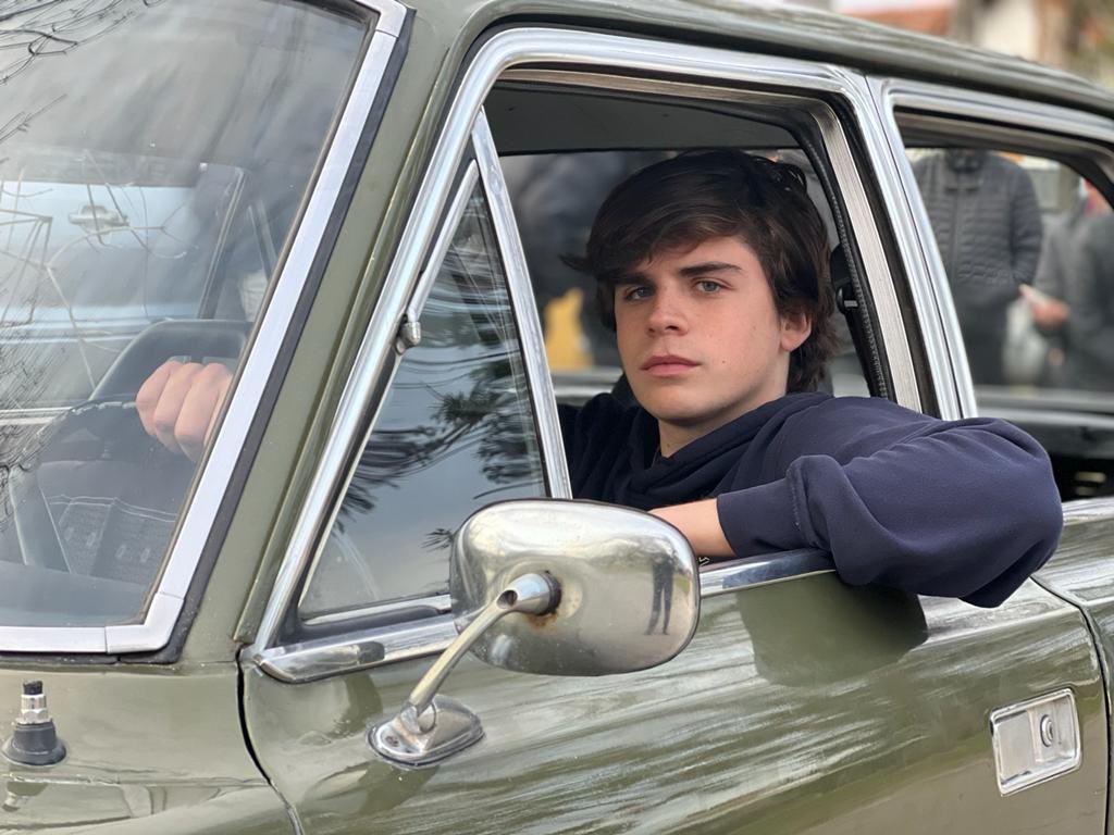 pipegonotano's tweet photo. La llegada al aeropuerto la hicimos en grupo, divididos en dos autos. Acá algunas fotos del día de rodaje y los ensayos. Planazo manejar un Torino de los 70

#LaSociedadDeLaNieve https://t.co/cXvqU0cYbI