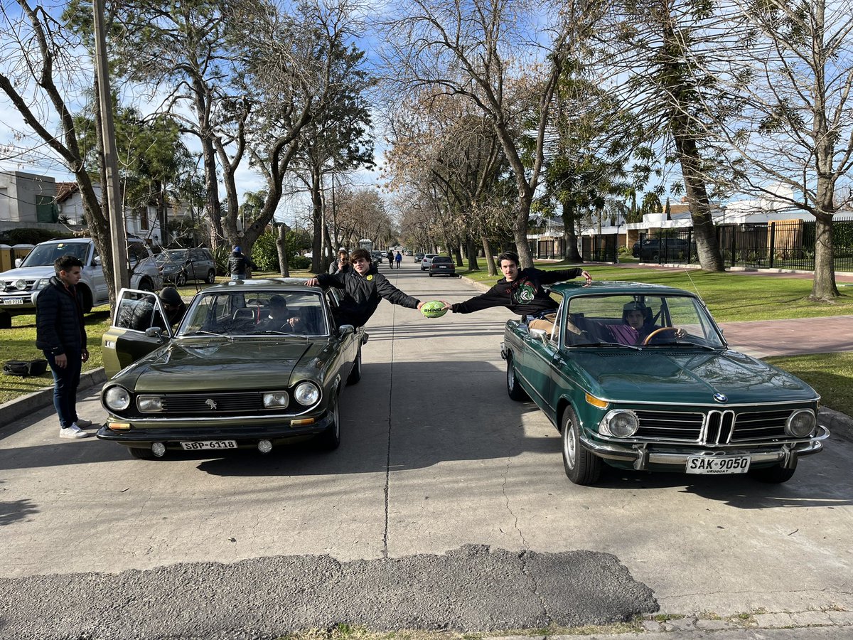 pipegonotano's tweet photo. La llegada al aeropuerto la hicimos en grupo, divididos en dos autos. Acá algunas fotos del día de rodaje y los ensayos. Planazo manejar un Torino de los 70

#LaSociedadDeLaNieve https://t.co/cXvqU0cYbI