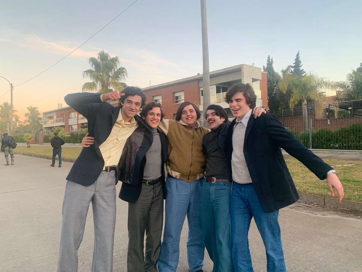 La llegada al aeropuerto la hicimos en grupo, divididos en dos autos. Acá algunas fotos del día de rodaje y los ensayos. Planazo manejar un Torino de los 70

#LaSociedadDeLaNieve