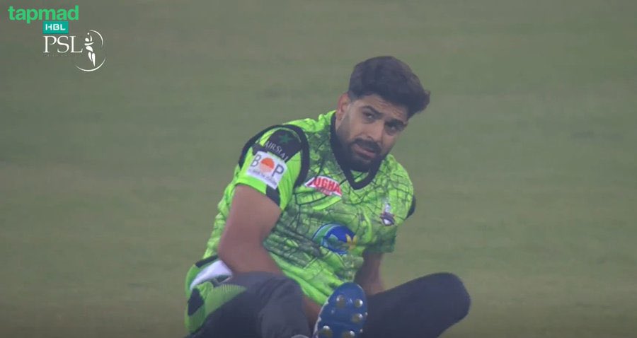 what An aggressively wicket taking manner it is but after catch his injury upset us.....
Get well soon Haris Raouf,he is fine now..💞
#LQvsKK #HBLPSL9 #viralvideo

twitter.com/Husnain__95/st…