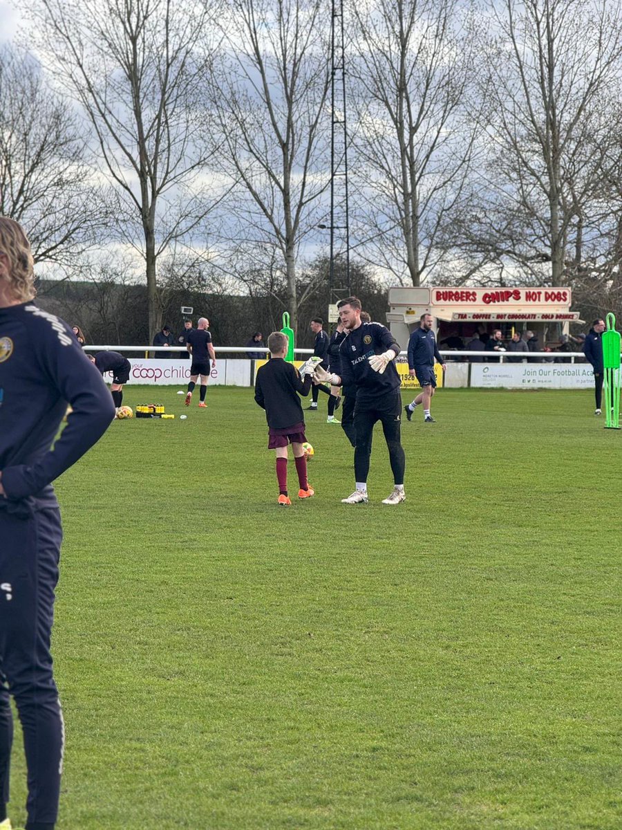 CC1_Goalkeeping's tweet photo. So happy to be a part of this Brakes family! ⚫️🟡Thank you so much to @LeamingtonFC for today’s mascot experience. Special thanks to @CallumHawkins99 for being the inspiration and role model every young keeper needs🧤and to @Hollers07 for taking the time to talk tactics! https://t.co/zKnh3mh9lX