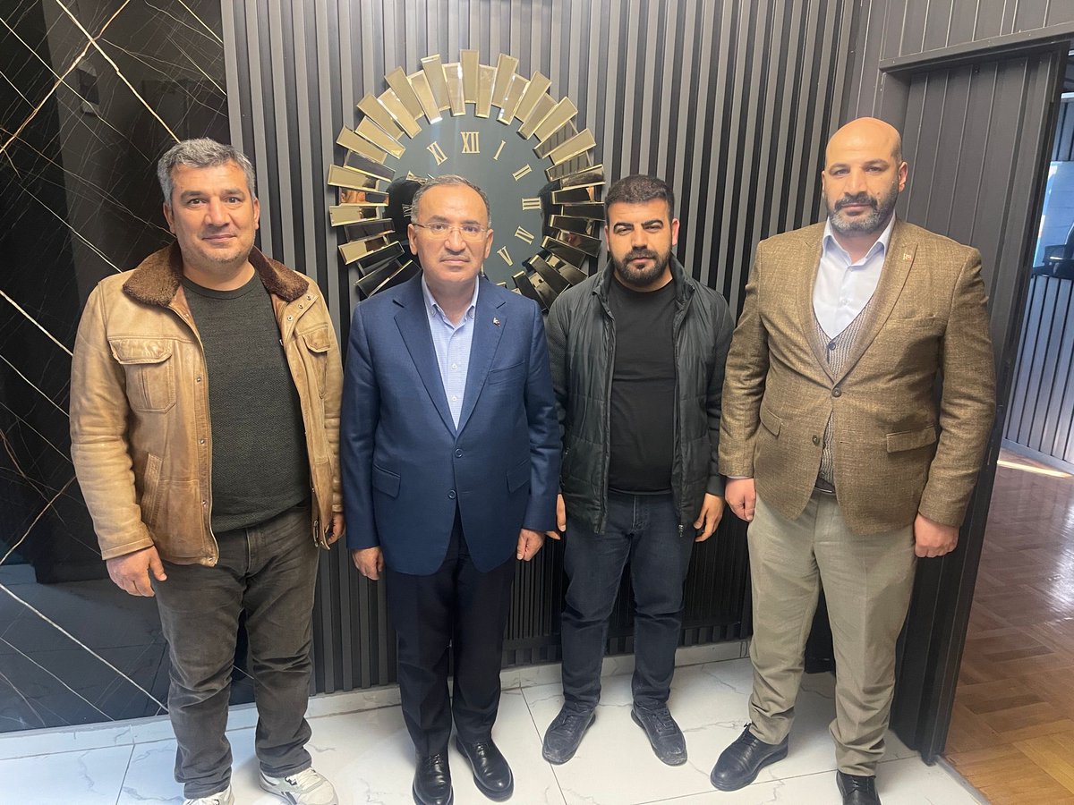 Ş.Urfa Ak Parti SKM’yi ziyaretinden sonra davetime icabet ederk onurlandıran Sn. Bakanımız <a href="/bybekirbozdag/">Bekir  Bozdağ</a> saygılarımı sunar, başarılarının devamını dilerim. <a href="/Akparti/">AK Parti</a> <a href="/AhmetErsin/">Ahmet Ersin Bucak</a> <a href="/zabeyazgul/">Zeynel Abidin BEYAZGÜL</a> <a href="/bucakalimurat82/">Ali Murat Bucak</a> <a href="/seyithan_atilla/">Av.Seyyithan Atilla</a>