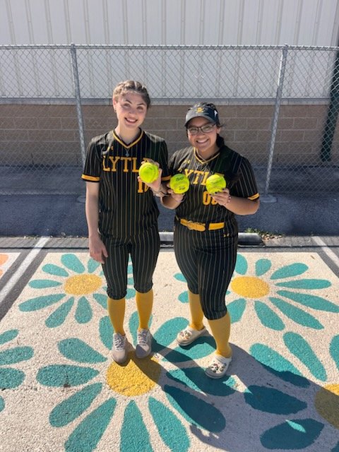 Lytlehssoftball's tweet photo. Homerun Queens this weekend
NAYELLI PACHECO with 2 and @CalyssaSevier had 1 🥎🥎🥎 https://t.co/hSqQGMM6H7