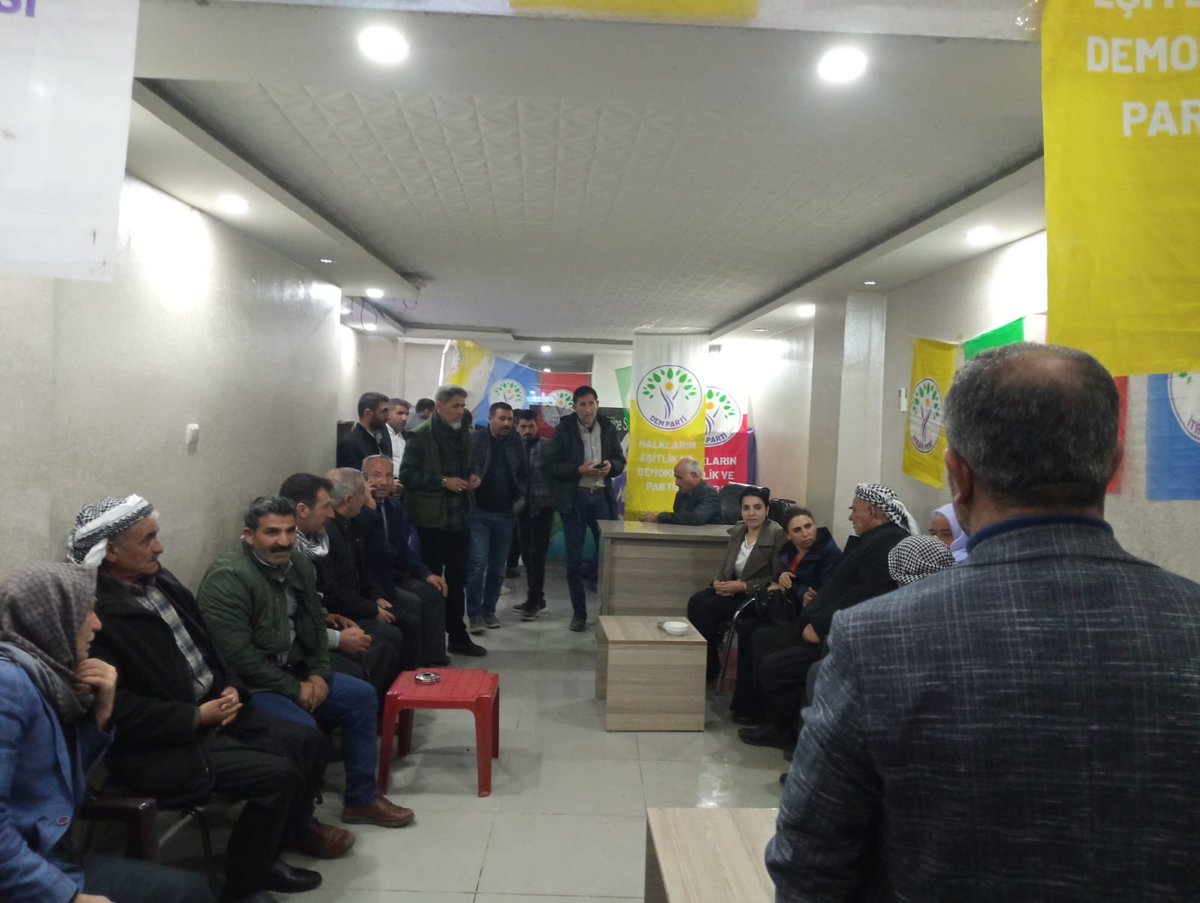 Eyyübiye Belediyesi Eş Başkan Adaylarımız Seçim ofisimizde halkımız ile bir araya geldiler.
Bizlere gece yok 
Bizlere yorulmak yok 
Bizlere bıkkınlık yok
Bizlerde umut var 
Bizlerde Sevda var 
Bizlerde inanç var 
Çocukların enerjisi, kadınların cesareti, gençlerin azmi ile zafere