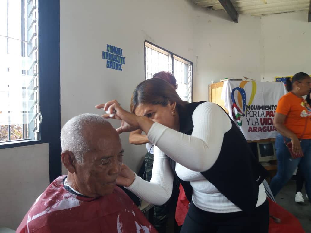 Realizado Conversatorio con Estudiantes de Barberia en la Escuela de Artes y Oficios Aleiboide, Municipio Francisco Linares Alcántara.
<a href="/NicolasMaduro/">Nicolás Maduro</a>
<a href="/vargas_mimou/">Alexander Mimou Vargas</a>
<a href="/Aimara_aguilarr/">Aimara Aguilar Ruiz.</a>
<a href="/fundacion_mpv/">Fundación Movimiento por la Paz y la Vida Vzla</a>
#UniónSoberaníaYBienestar