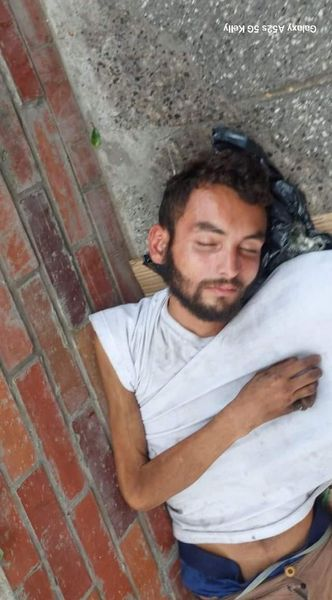 InforTvenezuela's tweet photo. Un joven de nacionalidad Venezolana se encuentra en la indigencia,durmiendo en las calles de Cúcuta, Colombia.
Vecinos que lo conocen dicen que no es mala persona, tal vez algunos problemas de adicción, deseando que sus familiares logren reconocerlo en alguna parte de Venezuela. https://t.co/ZooLq6sAOi