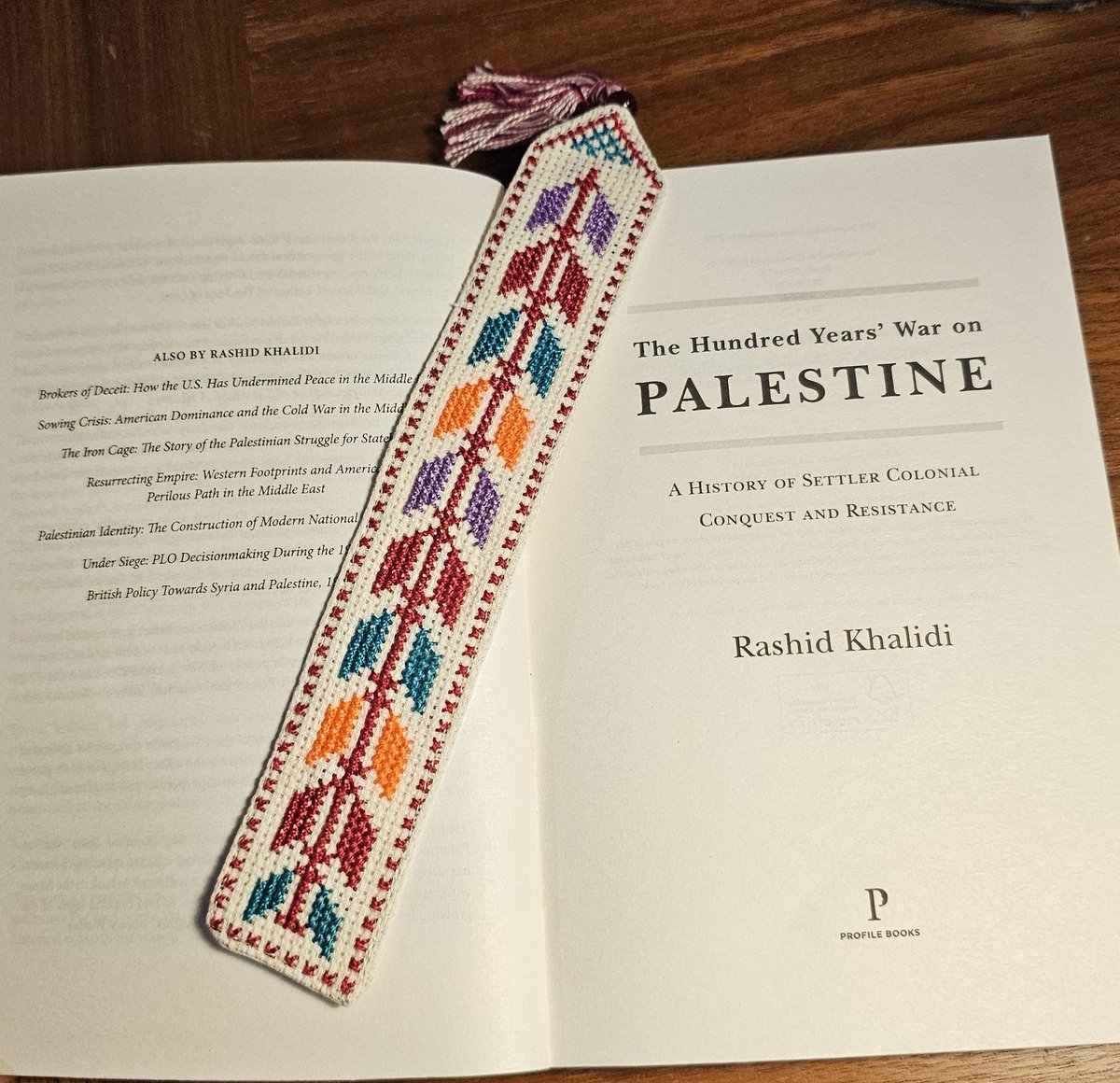 bioloveds's tweet photo. Palestinian embroidery, Thobes, and Tatreez, a thread!

I wanted to share again before the strike ends. Embroidery is not only an art for Palestinians, but a medium of expression and preservation of culture. Thank you to Omar, my Palestinian friend for helping me out!

🧵🎨 https://t.co/tcMZFhmsQ3