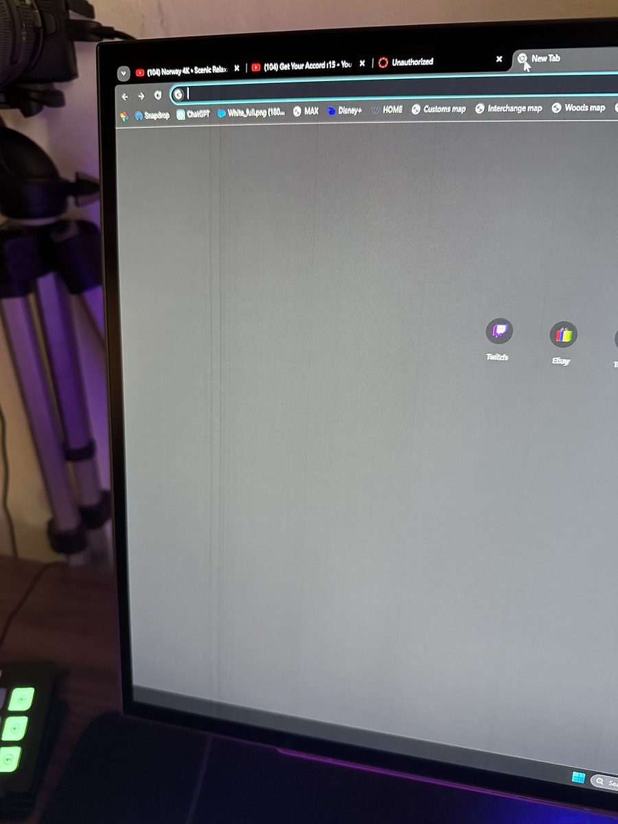cuzefn's tweet photo. New monitor already boofed outta the box 😭 https://t.co/6PjzHG4Izs