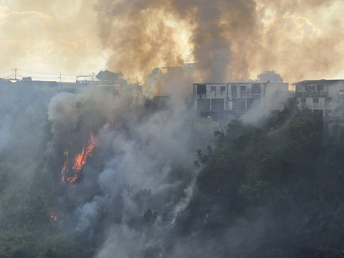 MonitorLosAltos's tweet photo. #ATENCIÓN | Fuerte incendio en proceso en #Carrizal, situación difícil de controlar para las autoridades y que está afectando la vida y pertenencias de vecinos de la urbanización Altos de Corralito.

#24Feb 4:50pm https://t.co/CUISdR3UbG