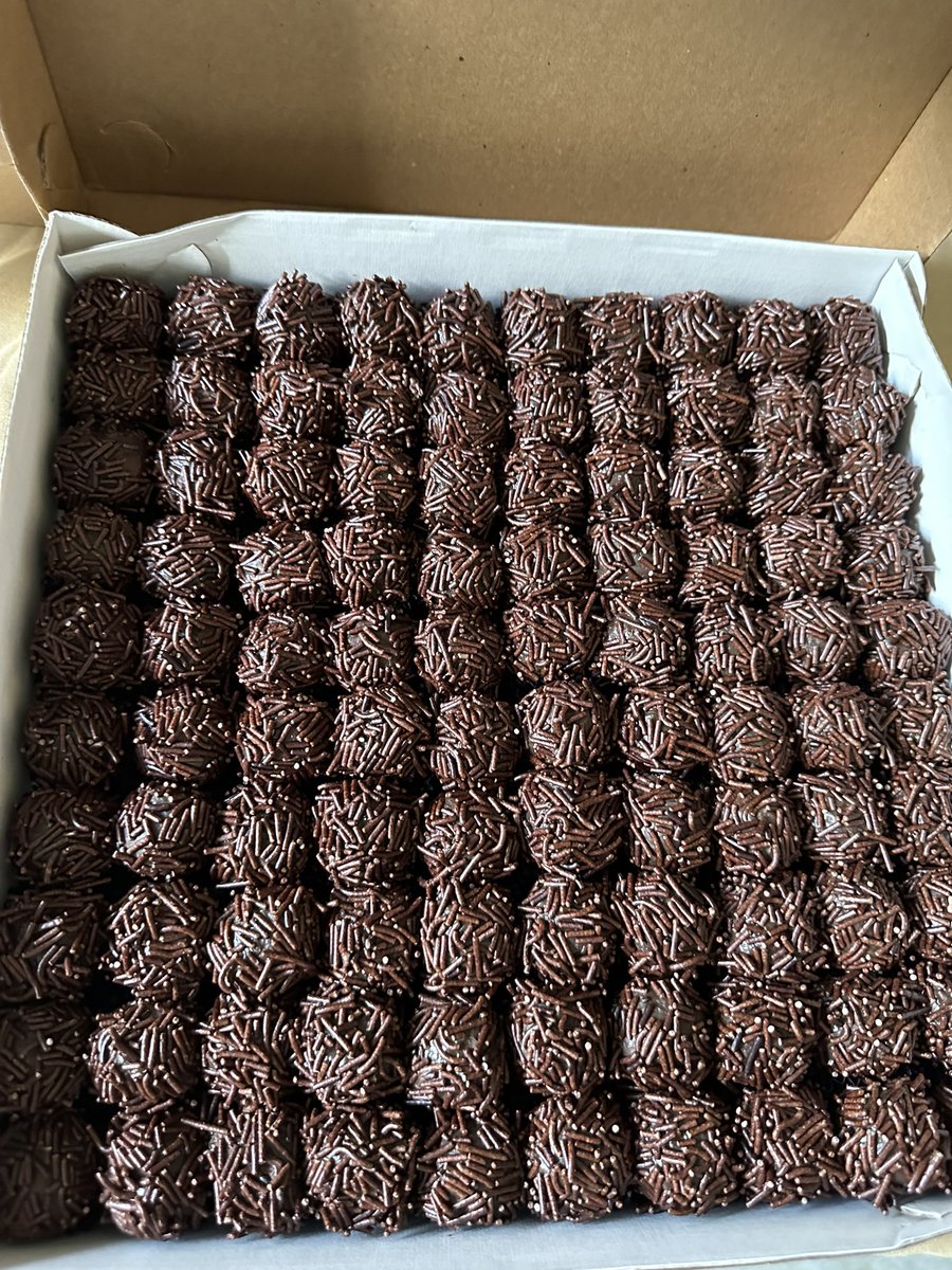 Um Cento de Brigadeiros.

Te Faria Feliz?