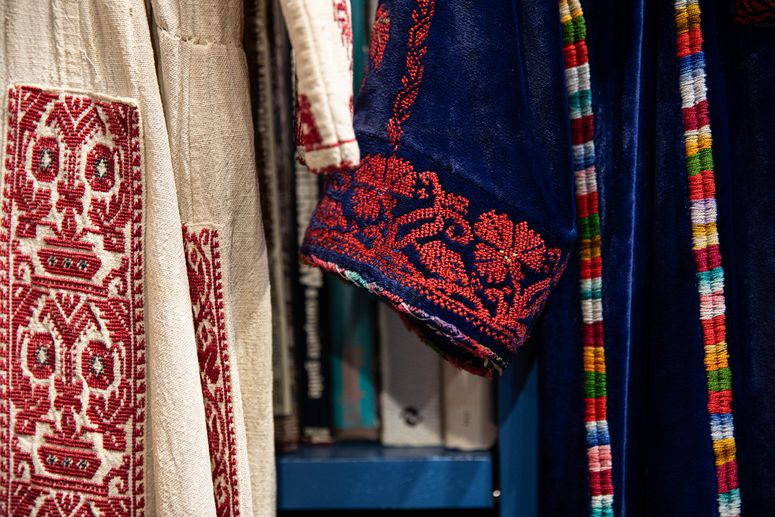 bioloveds's tweet photo. Palestinian embroidery, Thobes, and Tatreez, a thread!

I wanted to share again before the strike ends. Embroidery is not only an art for Palestinians, but a medium of expression and preservation of culture. Thank you to Omar, my Palestinian friend for helping me out!

🧵🎨 https://t.co/tcMZFhmsQ3