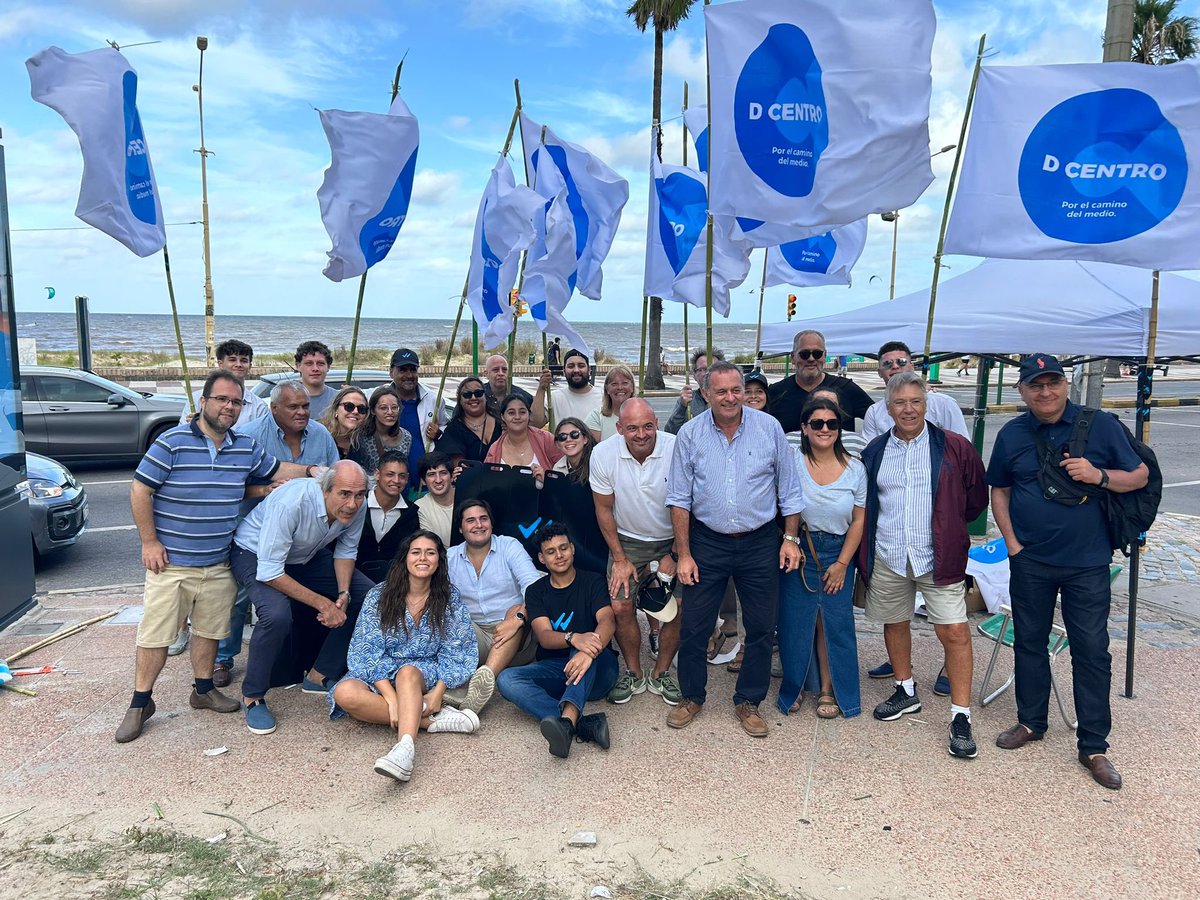 JuanAbdala02's tweet photo. El día de hoy los jóvenes de @dcentrouy y de @FuturoNacional coparon la
rambla de Pocitos. Militando por nuestro proyecto y por la candidatura de @AlvaroDelgadoUy. 

Hacia la victoria. #UruguayParaAdelante https://t.co/Z7t0xneqnR