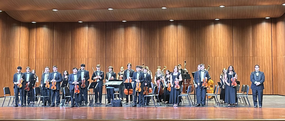 mmillet216's tweet photo. The AHS Philharmonic Orchestra closes the OMEA state competition with a perfect score of Four One’s also joint concert orchestra. A historic day for the AHS arts and Orchestra’s #unitedgreenmen @AHS_MH @DrPMilcetich https://t.co/SPuqiqq1ON