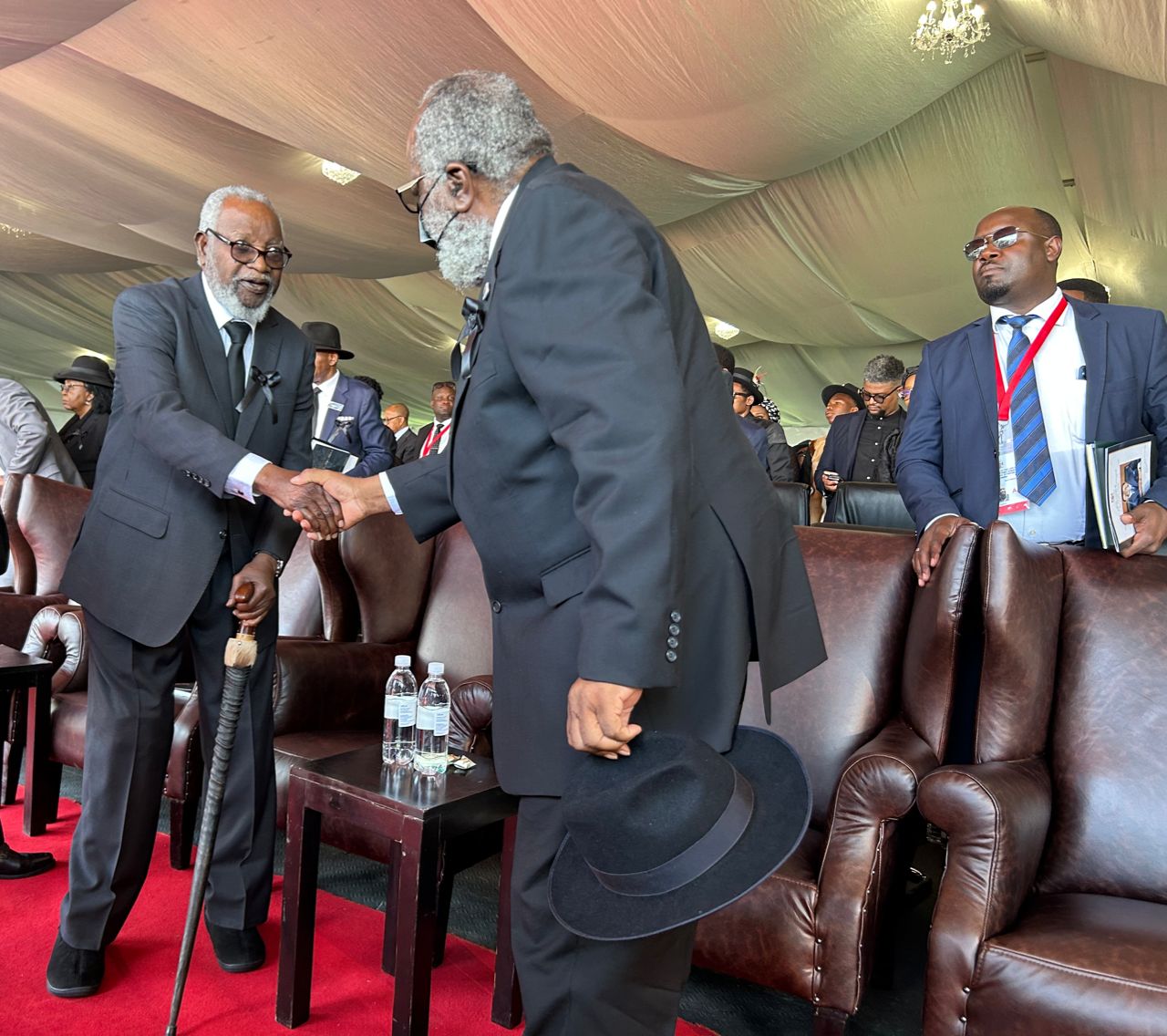Lunathi Kilani 🇿🇦🏳️‍🌈 على X: "NAMIBIAN NATION - UNITY Leadership… The Namibian Founding and 1st President Sam Nujoma shaking hands with his successor the 2nd President of Namibia, former president Hifikepunye Pohamba,