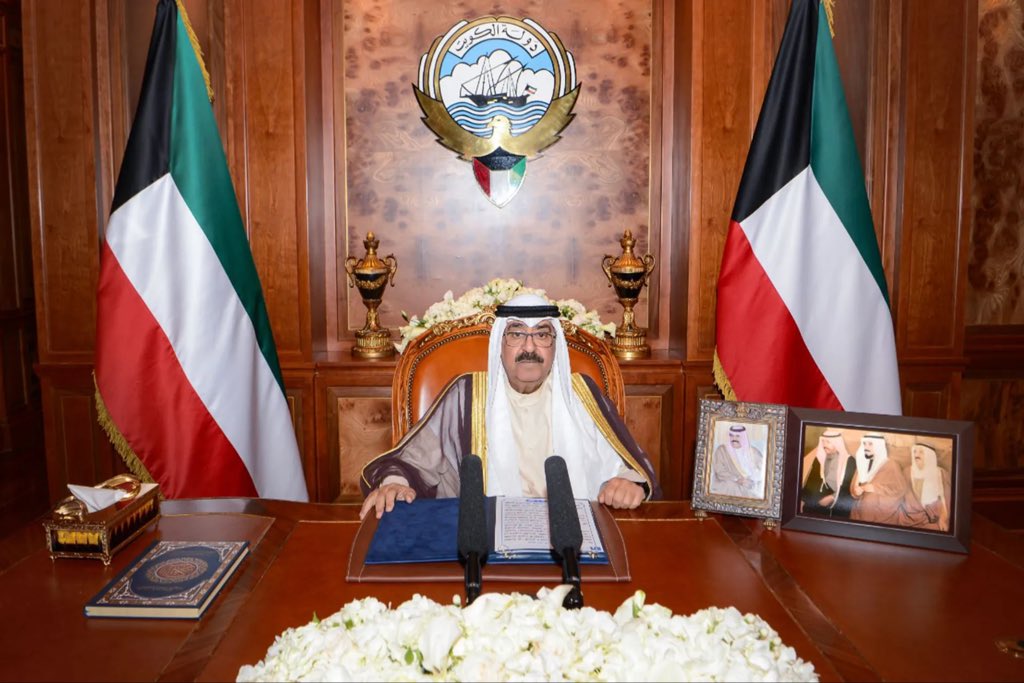 وأميرنا للعز قائدنا …
رب الحمية صادق الوعد 
وطني 🇰🇼 الكويت 🇰🇼 سلمت للمجد