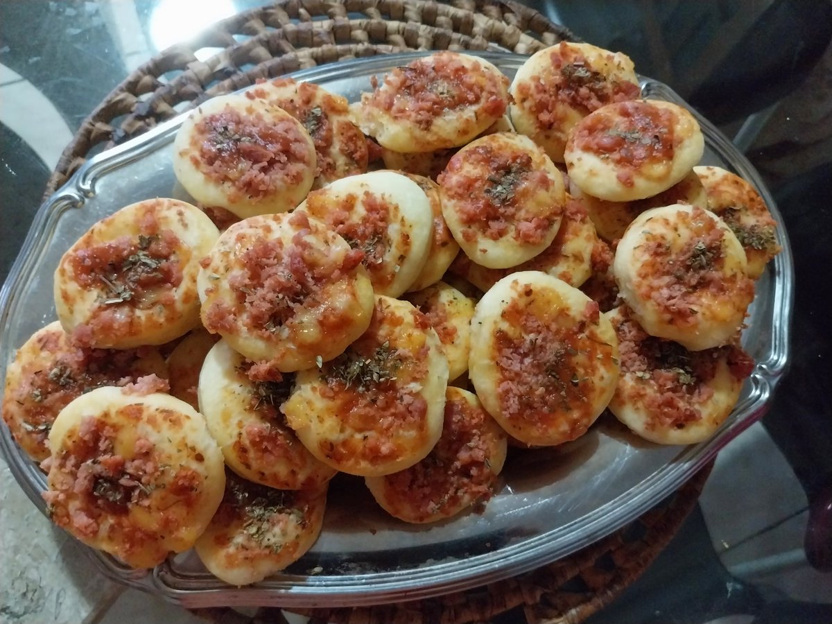 PaulaPeniche's tweet photo. Lanchinho de hoje: mini pizza (Obs: aumentei o tamanho das minhas mini pizzas ) #minipizza #lanchecaseiro https://t.co/R9UKAlW3cG