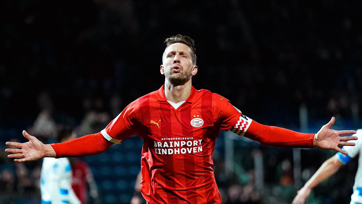 GLAMOURMOESNL's tweet image. Hans Kraay aan Luuk de Jong: &quot;Hoofd, links en rechts, wat is dat?&quot; Luuk: Voetballen?! 
Hahaha 🤣😂🤣 #PSV #PECPSV