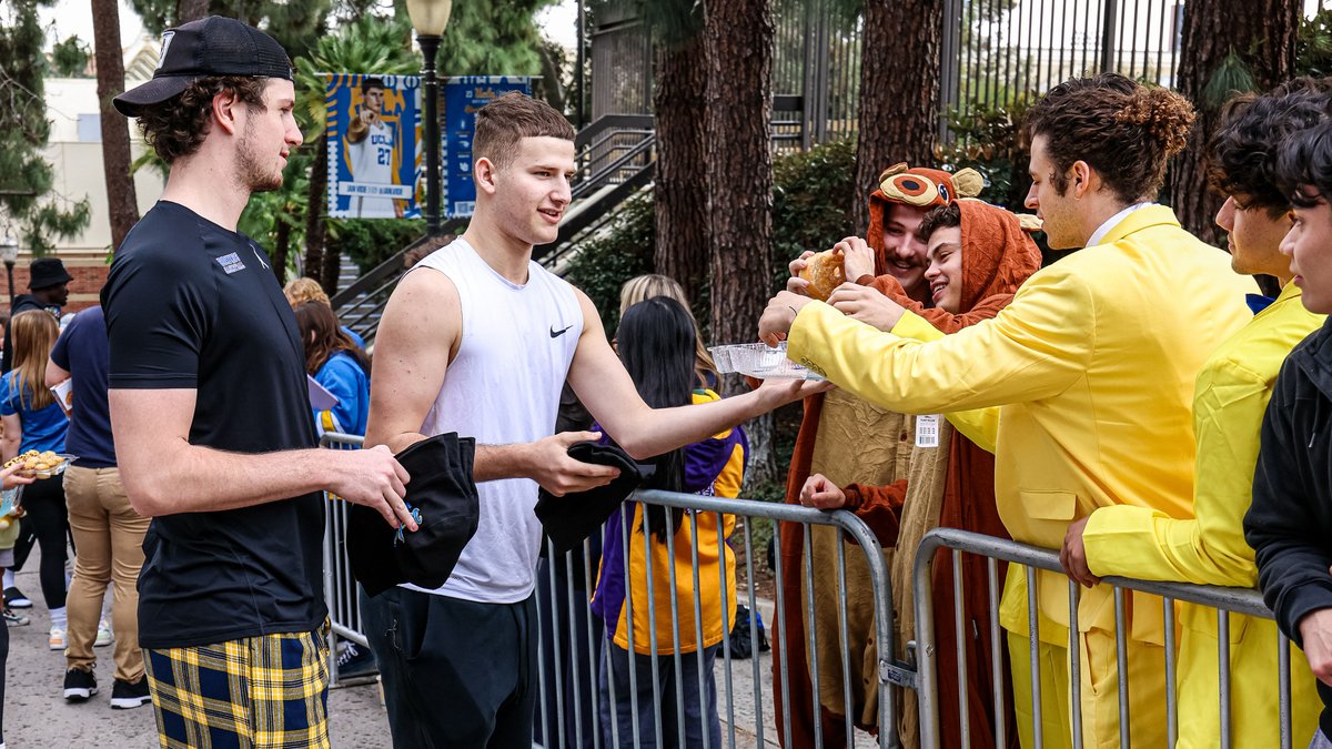 Enjoyed seeing so many <a href="/uclatheden/">The Den</a> students lined up 𝐞𝐚𝐫𝐥𝐢𝐞𝐫 𝐭𝐡𝐢𝐬 𝐦𝐨𝐫𝐧𝐢𝐧𝐠 outside Pauley. ☕️🍩🥐

Looking forward to tonight’s 7 p.m. ⏰tipoff.

#GoBruins 🏀