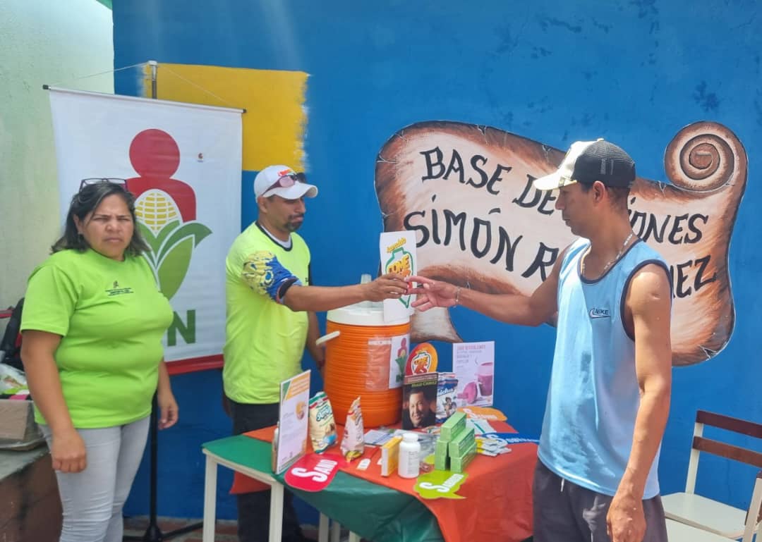 MinAlimenVen's tweet photo. #Miranda | Feria del Campo Soberano atiende con proteínas, víveres, frutas, verduras y hortalizas a más de 600 familias de La Suiza, parroquia Petare Sur del municipio Sucre. La Misión Alimentación garantiza las políticas sociales alimentarias.

#UnionSoberaniaYBienestar https://t.co/dEyjmOu9ep