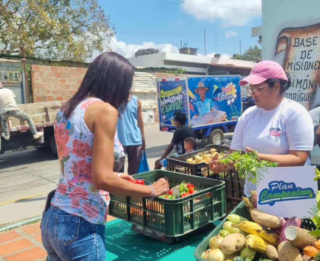 MinAlimenVen's tweet photo. #Miranda | Feria del Campo Soberano atiende con proteínas, víveres, frutas, verduras y hortalizas a más de 600 familias de La Suiza, parroquia Petare Sur del municipio Sucre. La Misión Alimentación garantiza las políticas sociales alimentarias.

#UnionSoberaniaYBienestar https://t.co/dEyjmOu9ep