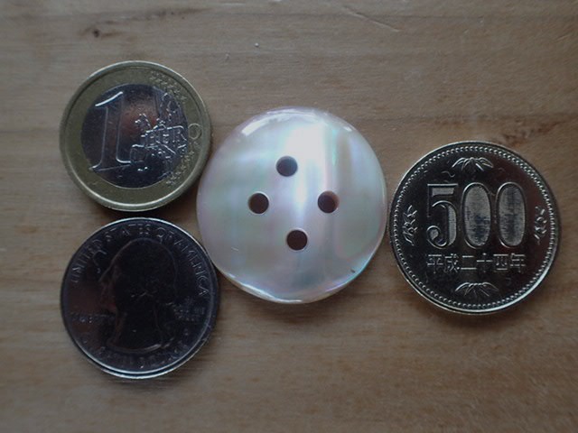 HAPPYMARINSHELL's tweet image. 夜光貝の手作りボタン🌴
見る角度で虹色に変わる妖艶な輝き🌈
薬品、塗料、漂白剤等は一切使わない研磨のみの輝きです✨
Creemaさんで販売中🎉
 creema.jp/item/17328698/…
どうぞよろしくお願いします🙏😁
#シェルボタン
#貝ボタン
#shellbuttons
#ハンドメイド作品