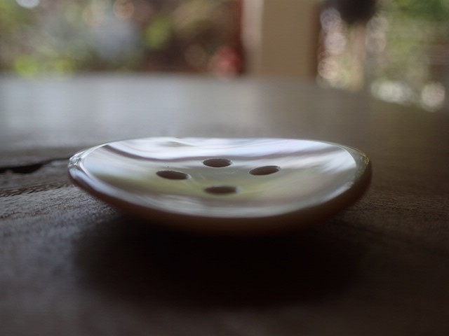 HAPPYMARINSHELL's tweet image. 夜光貝の手作りボタン🌴
見る角度で虹色に変わる妖艶な輝き🌈
薬品、塗料、漂白剤等は一切使わない研磨のみの輝きです✨
Creemaさんで販売中🎉
 creema.jp/item/17328698/…
どうぞよろしくお願いします🙏😁
#シェルボタン
#貝ボタン
#shellbuttons
#ハンドメイド作品