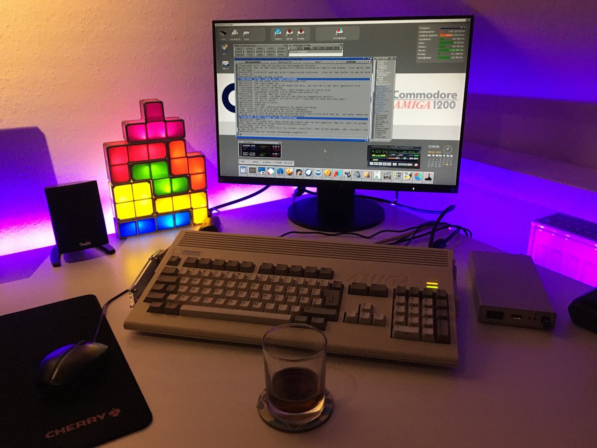 Den Tag  mit einem Glas hochprozentigem, etwas Musik und IMP Chat am Amiga ausklingen lassen...

Wir wünschen ein schönes Wochenende!

#commodore #amiga #amigaos #amigaworld #amiga1200 #vampire #imp #chat #music #retro