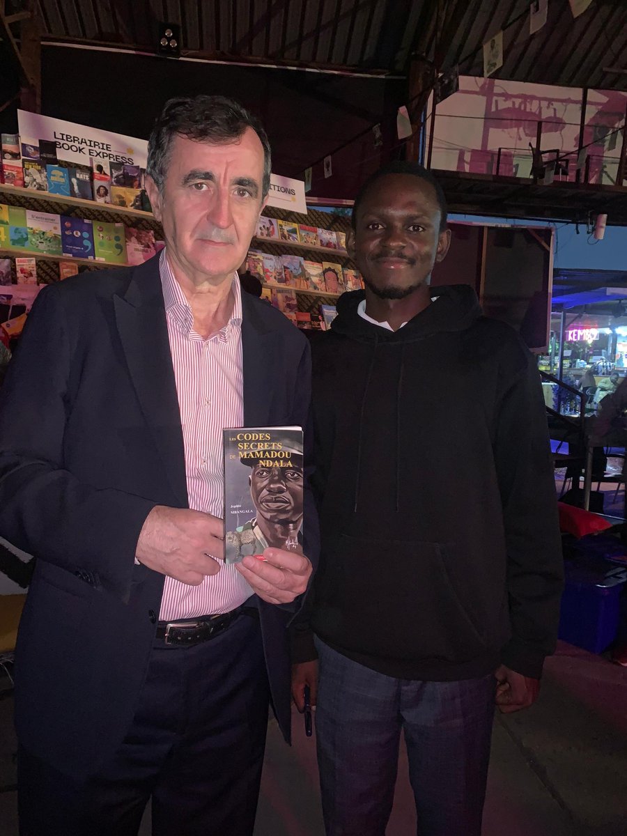 JephteMbangala's tweet image. Ce soir avec M. l'Ambassadeur de @UEenRDC, Son Excellence M. @NBerlangaEU à l'occasion de la clôture de la #Fête du livre de #Kinshasa.

@Jmchataigner @XavierUERDC @FeteLivre @halledelagombe @BrunoAubert20