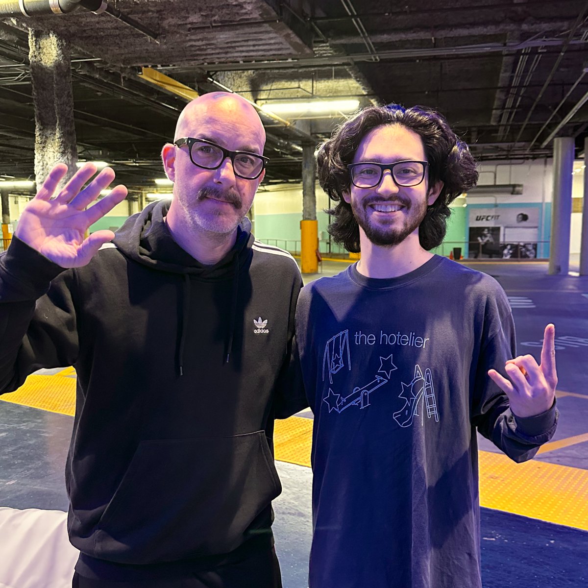 AkatsukiJonny's tweet image. Had the best two days seeing and meeting @Alkaline_Trio while they’re starting their tour in SoCal!! 
Thanks for the pics dudes and thanks for the extra selfie while taking the pic of Atom and I, Matt!! Happy Birthday Matt!! 🥳 @matttskiba @danielandriano #atomwillard #mattskiba