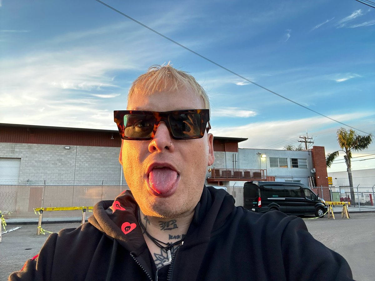 AkatsukiJonny's tweet image. Had the best two days seeing and meeting @Alkaline_Trio while they’re starting their tour in SoCal!! 
Thanks for the pics dudes and thanks for the extra selfie while taking the pic of Atom and I, Matt!! Happy Birthday Matt!! 🥳 @matttskiba @danielandriano #atomwillard #mattskiba