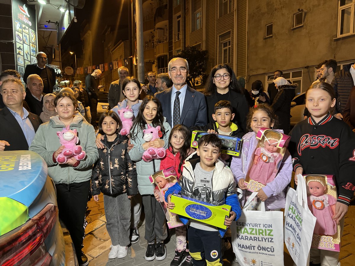 hamit_oncu's tweet photo. Osmangazi seçim irtibat büromuzda komşularımızla ve gülen yüzümüz çocuklarımızla bir araya geldik.

Gecenin bu vakti bizimle olmanız,  sizlerle olmak, hediyeleşmek, gülmek ne güzel...

Çocuklar gülsün, Esenyurt'un her karışı sizinle BERABER olsun!

#EsenyurttaÖncü
#Sadeceİstanbul
#GerçekBelediyecilik
#HazırızKararlıyız