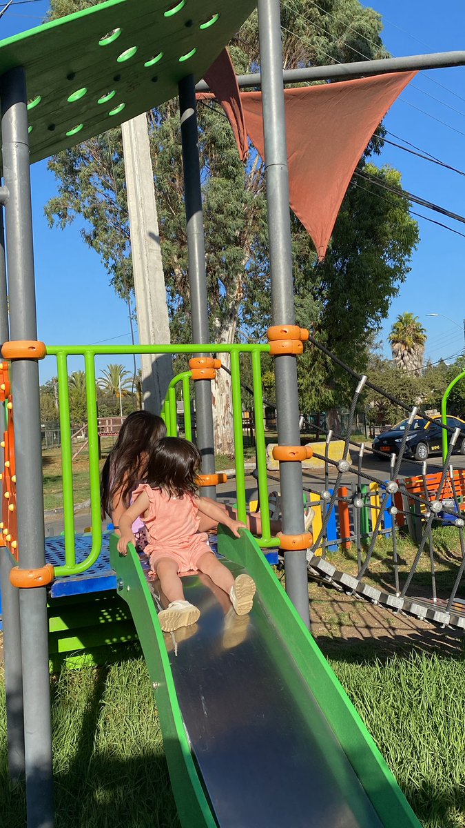 Saludos desde Melipilla junto mis hijas un rato jugando en el parque escuchando #LosTenores #LaBanda <a href="/Tigrecruces/">Víctor</a> <a href="/leoburgueno/">Leonardo Burgueño</a> <a href="/trovadordelgol_/">Alberto Jesús López</a> cómo siempre en sintonía ⚪️⚫️🤟🚕🚖#Josephina &amp; #Luany que llegue el parido del #Albo 🤟⚪️⚫️🇨🇱