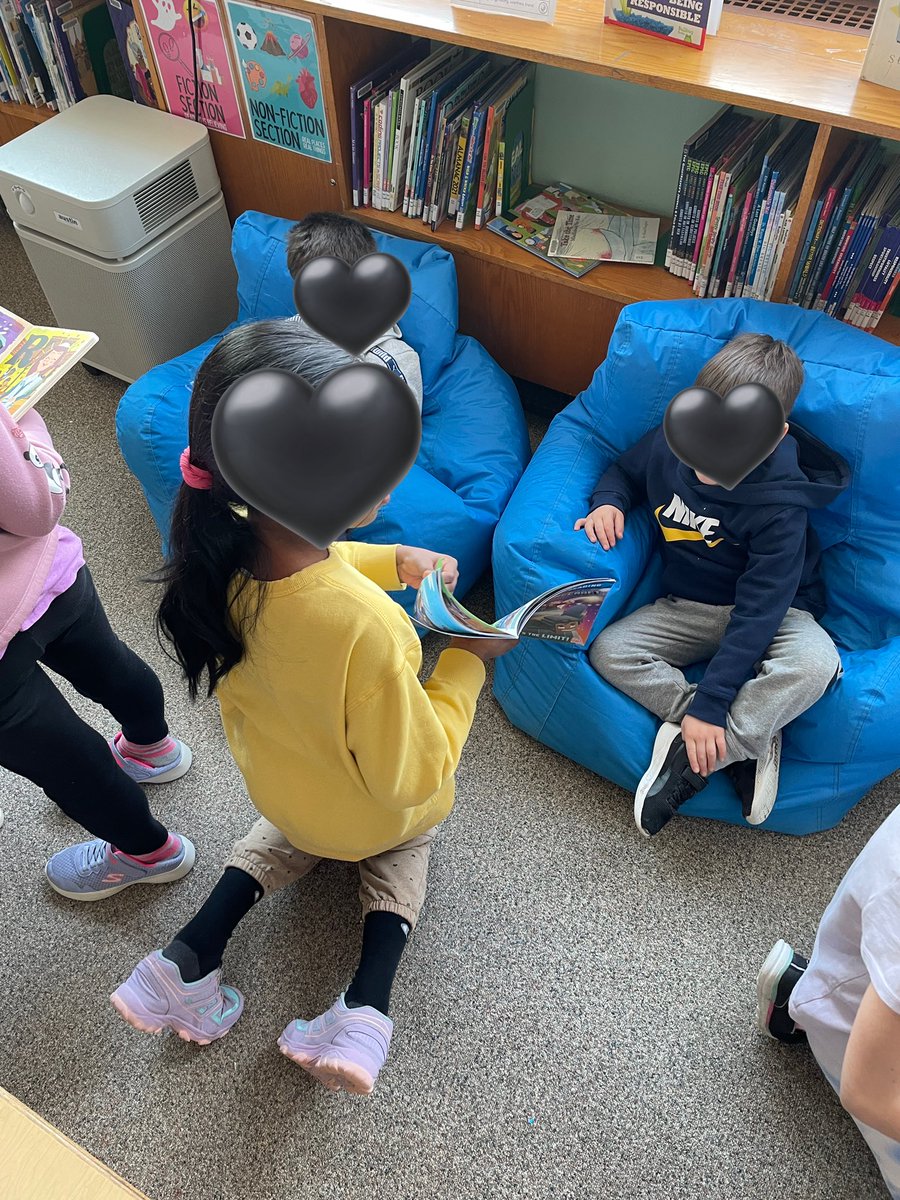 Junior Librarians organized and hosted Ms. Masood’s Gr 1s for a “Library Lunch Club” featuring different literacy activities like coding Blue-Bot to different words, reading with Junior Librarians, and word game fun. So proud of their leadership and creativity. #SloaneLLC