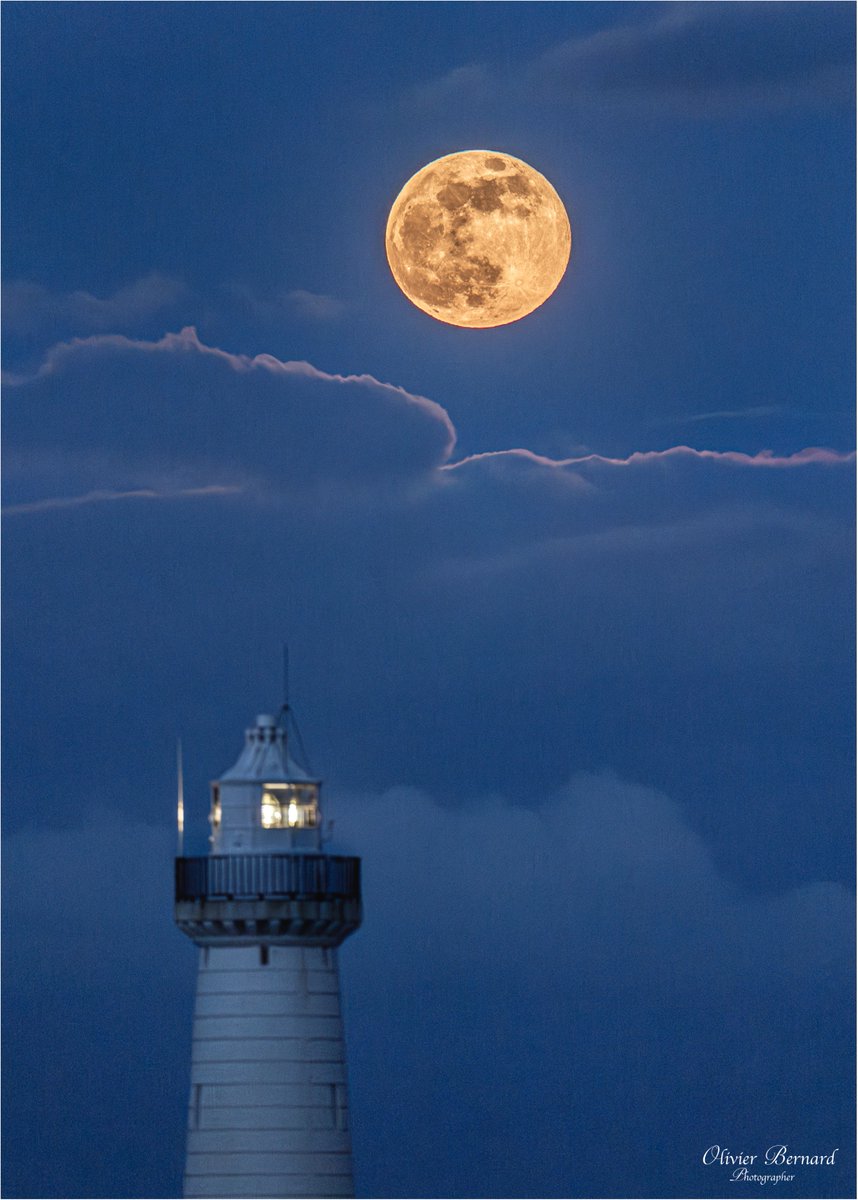 February's Full Snow Moon rises over Donaghadee's Lighthouse. <a href="/barrabest/">Barra Best</a> <a href="/WeatherCee/">Cecilia Daly</a> <a href="/angie_weather/">angie phillips</a> <a href="/BelfastHourNI/">#BelfastHour</a> <a href="/UlsterWildlife/">Ulster Wildlife</a> <a href="/NatureMattersNI/">Nature Matters NI 🌍</a> <a href="/RSPBNI/">RSPB NI</a> <a href="/DiscoverNI/">Northern Ireland</a> <a href="/CopelandBirdObs/">Copeland Bird Obs.</a> <a href="/carolinenolan99/">Caroline Nolan</a> #BelfastHour <a href="/DonaghadeeRNLI/">Donaghadee Lifeboat</a> <a href="/bbcniweather/">BBC NI Weather</a>
