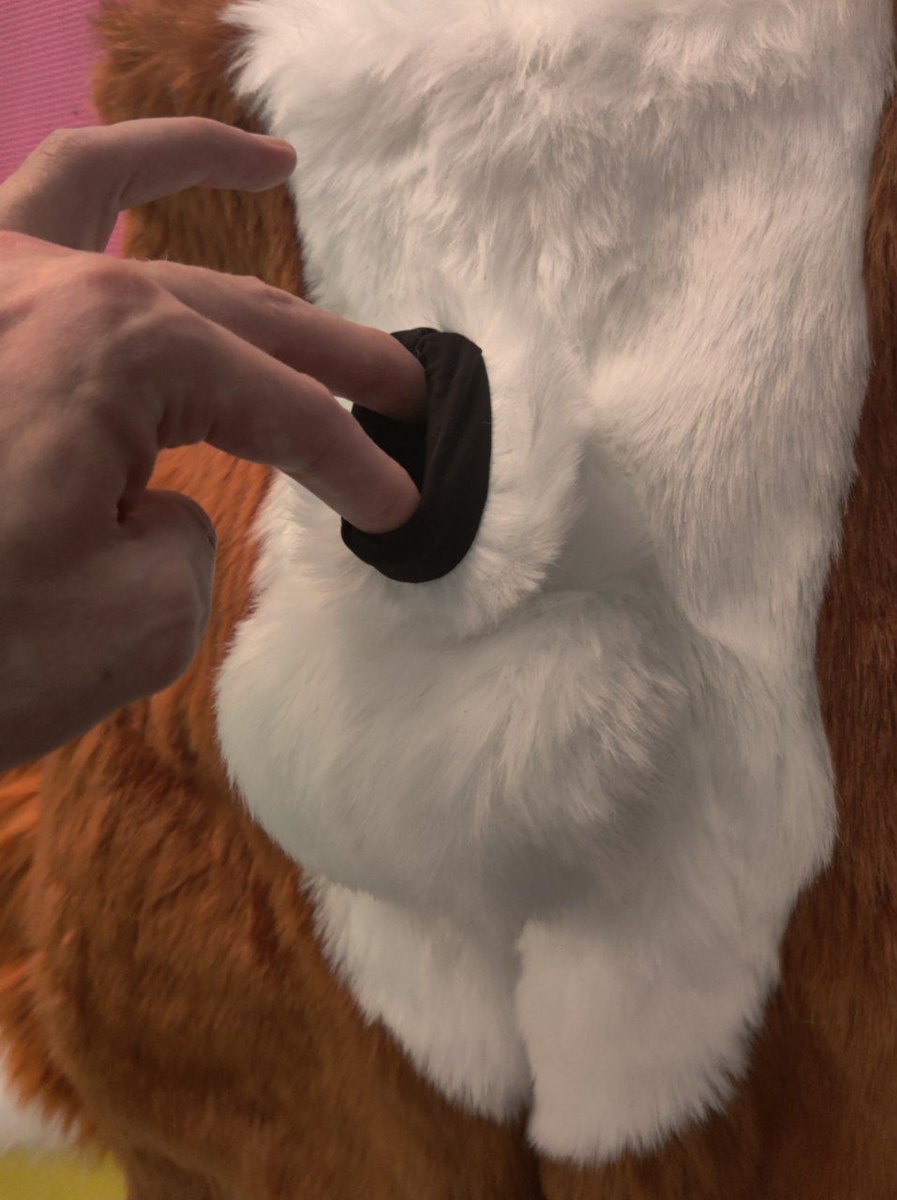 NobleGalactic's tweet image. Finished up a set of fox pants, comes with number 3 style sheath. Updated expanding entry on the ball pouch. The commissioner also got a tail and bum zipper. Tail not stuffed for pics.