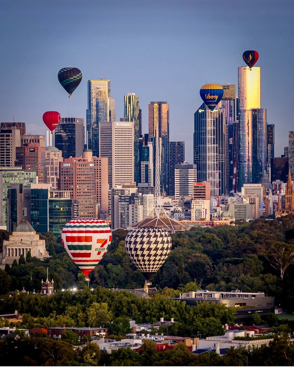 We all know Melbourne is been pretty special... but Melbourne at dawn? Breathtaking 🎈✨ Cheers to @absolute.amateur.scenes for capturing this incredible view of Melbourne! #globalballooning   globalballooning.com.au/?utm_content=s…