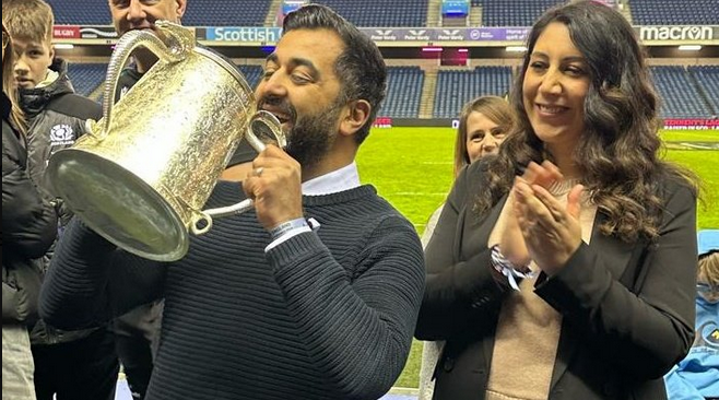 Janela_X's tweet image. Yousaf is definitely the continuity candidate.  Knows nothing about rugby, hates rugby, is a football fan but if there's a bandwagon to jump on, he's your man!
There's something quite sad about someone who pretends to be something he isn't.