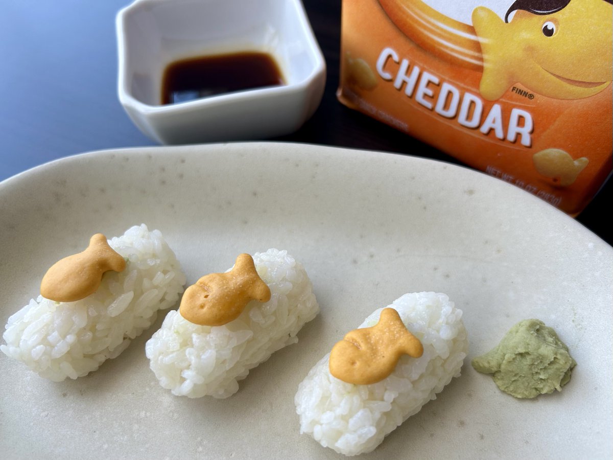 今日はアメリカ人宅で「みんなで寿司を握ろう！」という企画の寿司パーティーだったのですが、一人のアメリカ人少年が握った創造性溢れるSushiを見てほしい。