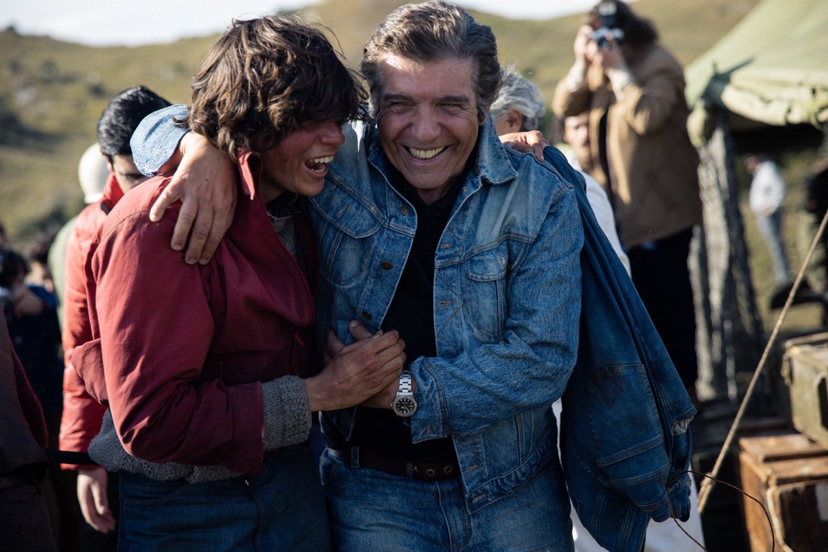 carlitospaez's tweet photo. El abrazo del reencuentro #LaSociedadDeLaNieve https://t.co/zrkpFsDL66